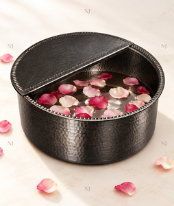 Bassin de pédicure rond en métal martelé noir antique NJ avec couvercle pour salon de manucure - Product Image 2