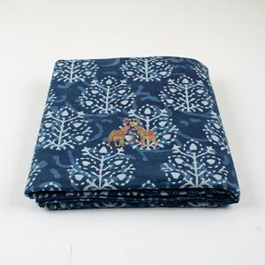 Tela de Algodón con Estampado Índigo Tradicional Hecho a Mano con Técnica de Resistencia al Barro para Confección de Ropa - Product Image 5