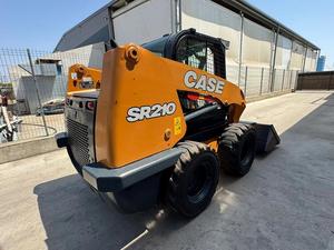Envío Gratis SR210 Cargadora Compacta de 74hp y 3.5 Toneladas con Geometría de Elevación Radial, Aprobada por EPA/CE - Product Image 2