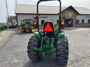 Tractor de un solo eje JOHN DEERE 3039R de 21 HP con bomba de engranajes del motor - Product Image 4