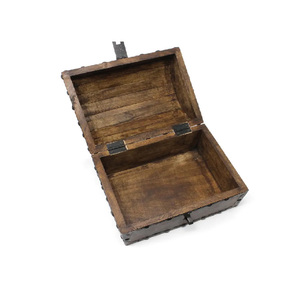 <span class=keywords><strong>Coffre</strong></span> au trésor en bois avec rivets décoratifs et bandes de renforcement en fer, serrure en fer et clés squelette - Product Image 3