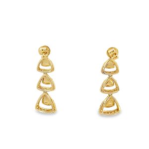 Boucles d'oreilles pendantes en or 14 carats avec triangle serti de diamants et coquille de conque rose |   Bijoux fins sur mesure OEM |   Quantité minimale de commande : 1 paire - Product Image 4