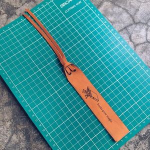 Marque-page en cuir minimaliste pour Bookworms Cuir véritable souple avec citations de lecture gravées, élégant et durable d'Indonésie - Product Image 2