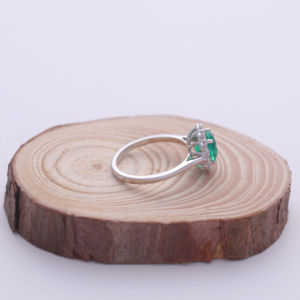 Bague de fiançailles pour femme en or blanc, jaune ou rose 14 carats avec pierre précieuse ronde verte de 1,40 ct cultivée en laboratoire et halo de pierres d'appoint rondes de 0,52 ct - Product Image 6