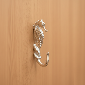 Porte-manteau mural décoratif en forme de cheval de mer, finition argent poli, style marin moderne, pour la décoration d'entrée de maison. - Product Image 1