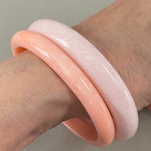 กำไลเรซิ่นสไตล์วินเทจที่มีฝุ่นสีทองและพื้นผิวแบบฝัง - Product Image 4