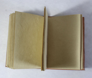 Journal en cuir de chèvre TC de haute qualité, véritable, fait à la main, de couleur rouge, avec feuille de chanvre en relief sur la couverture avant - Product Image 4