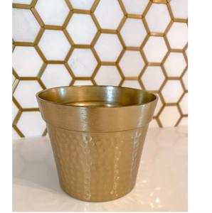 Vase en métal et verre fini or avec un design floral complexe, parfait pour la décoration élégante de la maison et des événements de l'Inde - Product Image 6