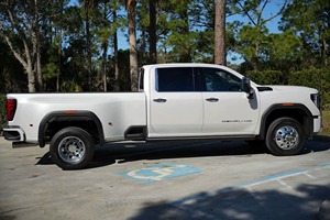 GMC Sierra 3500HD Denali Ultimate Crew Cab 4x4 Diésel Automática 2024 Certificada, Usada en Buen Estado, con Motor Turbo Ligero - Product Image 2