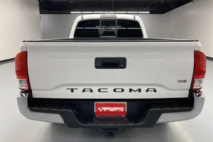 Toyota Tacoma 2017 Usada en Venta, Color Rojo, Volante a la Izquierda, Motor de Gasolina y Eléctrico con Alto Rendimiento - Product Image 3