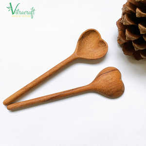 Cuillère en bois à cœur droit, ustensile de cuisine biologique Love, vaisselle en bois naturel faite à la main, ensemble cadeau écologique artisanal. Cadeau significatif - Product Image 2