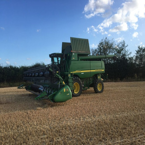 Cosechadora Multiusos John Deere 1075 para Trabajo Agrícola - Product Image 1