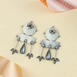 Pendientes de Plata Tridha Mandala Bloom - Chapados en Oro 92.5, Diseño de Aro Colgante Moderno con Patrón de Flor y Mariposa, Piedra Principal de Diamante - Product Image 2