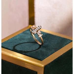 Anillo de Diamantes Baguette Extra Largo en Oro de 18K, Elegante y Lujoso - Product Image 2