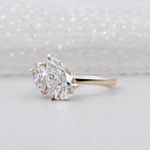 Anillo de Compromiso de Dos Piedras con Certificación IGI Toi Et Moi, Elegante Joyería de Diamantes - Product Image 3