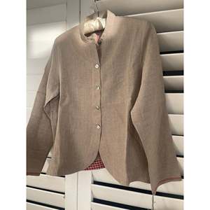 Veste REYA en lin taupe avec col montant, respirante, avec rembourrage en coton amovible et coque en cuir - Product Image 5
