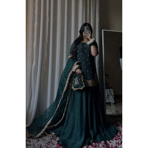 Robe de soirée vert festif en satin, faite main, coupe Empire, ligne A, style robe de bal, avec perles brillantes, fleurs et plumes, longueur ras du sol - Product Image 1
