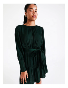 Robe mini en satin vert foncé à manches longues, légère, fluide, coupe trapèze, écologique, été - Product Image 2