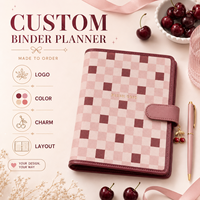 LABON Agenda A5 personnalisé en cuir PU, avec reliure à 6 anneaux, motif quadrillé rose poudré, pages intérieures et breloque cerise, pour marque