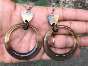 Boucles d'oreilles en corne naturelle faites à la main Légères, élégantes et uniques, idéales pour les amateurs de mode éco-conscients et les cadeaux. - Product Image 4