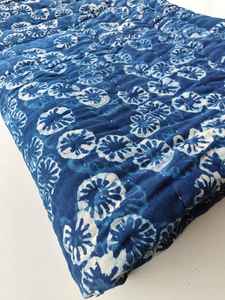 Manta Reversible Acolchada de Algodón Azul California, Estampada a Mano - Product Image 4