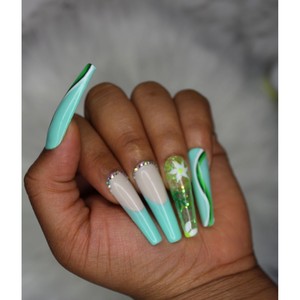 Unghie Finte Press-On Verde Menta con Punta Francese e Logo Personalizzato - Design Quadrato Riutilizzabile di Alta Qualità - Product Image 1