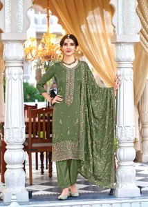 El traje de diseñador Evergreen más elegante, traje Salwar de seda Chinon de estilo moderno y Dupatta con bordado, fabricante de India - Product Image 2