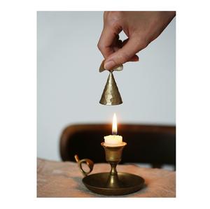 Extincteur de bougie en métal de qualité supérieure, conçu pour un contrôle sûr de la flamme et pour rehausser l'ambiance intérieure sereine avec un style classique subtil. - Product Image 4