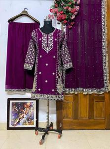 ชุดเดรสอินเดียแบบดั้งเดิม ผ้าจอร์เจตต์เนื้อดี ดีไซน์หรูหรา พร้อมงานปักสวยงามเต็มตัว และผ้าคลุมไหล่แบบปาลาซโซ่ ผ้าจอร์เจตต์เนื้อดี - Product Image 4