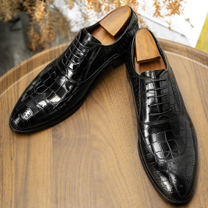 Nuevos zapatos brogue de estilo británico para hombres jóvenes con diseño de cordones, calzado informal de negocios de cuero genuino. - Product Image 1