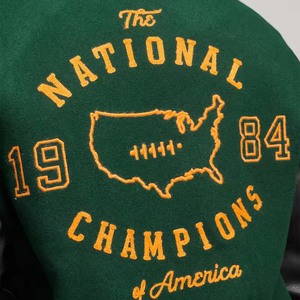 Logotipo personalizado Streetwear Carta Hombre Béisbol Lana Hombres Negro Chaqueta recortada Chenille Bordado Parche Varsity Chaqueta Fabricantes - Product Image 3