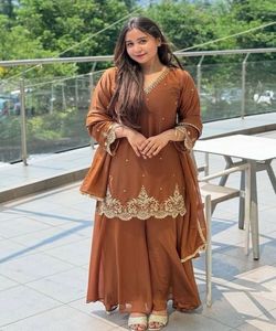 ชุด Sharara ชั้นนำปักอย่างมีสไตล์ใน georgette พร้อมพิมพ์ dupatta ที่ดีที่สุดสำหรับงานปาร์ตี้และฟังก์ชั่นงานแต่งงาน - Product Image 5