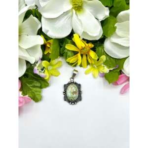 Pendentif en turquoise de Royston et argent sterling, fait main par des artisans Navajo - Bijou de collection culturelle - Product Image 1