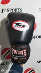 Guantes de Boxeo Twins Negros para Kickboxing y Muay Thai, Guantes de Boxeo de Piel Genuina para Sparring, Guantes de Boxeo Twins Profesionales Personalizados - Product Image 5