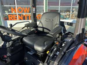 Tondeuse Kubota LX2610SU de 60 et 72 pouces. Ce modèle offre des performances impressionnantes, des options de pneus plus larges et un chargeur frontal élevé. - Product Image 2