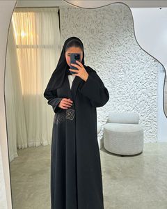 Vente en gros de robes Abaya sur mesure de luxe en satin à manches longues, anti-rides, faites à la main, pour femmes, taille XS, coupe petite, style traditionnel musulman de Dubaï - Product Image 5