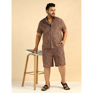 Ensemble coordonné Amanush pour homme en coton texturé marron, grande taille, kurta à manches courtes et col mandarin avec short, tenue décontractée 2 pièces - Product Image 1