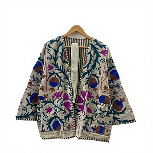 Veste en velours Suzani florale, veste kimono bohème, manteau Suzani vintage, veste courte en velours bohème, veste artisanale de festival - Product Image 3