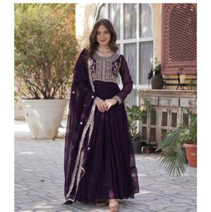 Alta demanda, las mujeres usan el vestido Anarkali para bodas y ropa festiva disponible a precios al por mayor de La India - Product Image 1