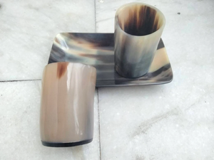 Chopes en corne viking artisanales pour bière et café, gravées, en corne naturelle, avec poignée, pour le Moyen Âge - Product Image 2