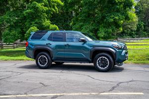 Toyota 4Runner TRD Off-Road Premium 4x4 2025, boîte automatique, titre propre, sans accident, faible kilométrage - Product Image 4