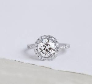 แหวนหมั้นเพชร CZ ทรงกลมตัด11มม. พร้อมรัศมีและสายสีเงิน | เครื่องประดับแต่งงานสุดหรู - Product Image 1