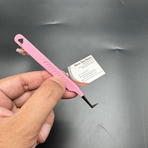 Pince à cils professionnelle rose Logo personnalisé en acier inoxydable pointu à 90 degrés avec breloque papillon - Product Image 3