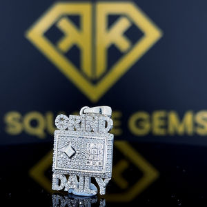 Colgante Hip Hop Clásico para Niños con Diseño Grind Daily, Moissanita Grado VVS, Plata de Ley y Oro Blanco de 14K - Product Image 2