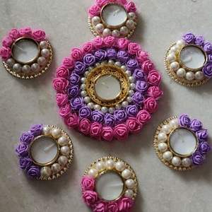 Porte-bougie en métal de qualité supérieure avec décor de lumière de thé de fleurs artificielles Rangoli pour les festivals indiens mariages baptêmes-en vente! - Product Image 6