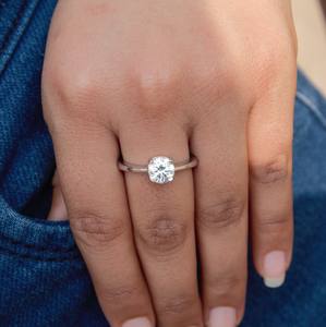 Anillo de Compromiso Minimalista de Lujo con una Sola Piedra de Moissanita Blanca, con Engaste de Garras, Plata de Ley 925, Regalo Perfecto para Ella - Product Image 3