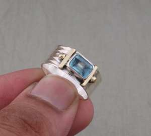 แหวนแต่งงานเงินแท้ 925 ชุบทองคำขาว ประดับพลอยบลูโทแพซทรงบาแกตต์ ดีไซน์เรียบหรูแบบคลาสสิก - Product Image 4