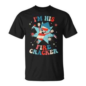 Camiseta de fiesta del 4 de julio para parejas, con estampado digital, manga corta, cuello redondo, unisex, para adultos, con la frase 'I'm His Firecracker' - Product Image 1