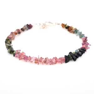 Bracelet de perles brutes Raw Radiance Multi Tourmaline Pierres précieuses naturelles brutes multicolores pour des bijoux uniques faits à la main et un style audacieux - Product Image 3