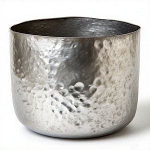 Pot en argent Aura réfléchissant avec conception de marteau classique pour des accents de table de concepteur ou des verts de balcon urbains fins - Product Image 3